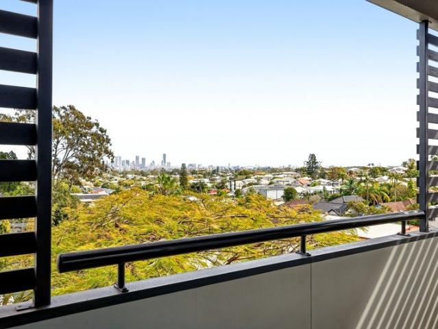 Prime Camp Hill Townhouse with City Views