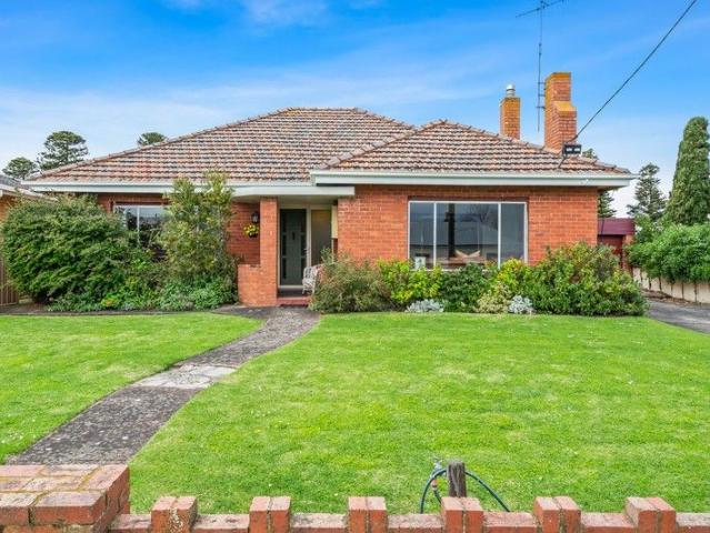 Prime Central Opportunity with Huge Potential Home & Bungalow on 917m² approx