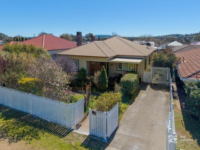 Prime central cottage with rear lane access