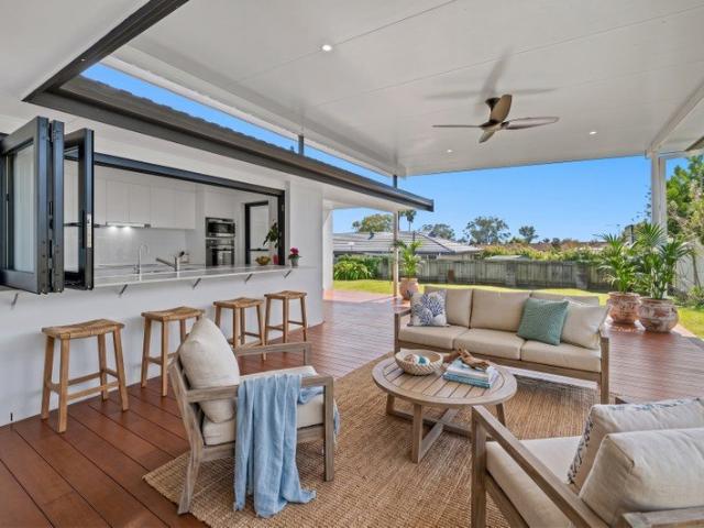 PRIME, CENTRAL LOCATION. EASY LIVING, ONE LEVEL HOME. HIGH ON THE HILL WITH NORTH EAST ASPECT !