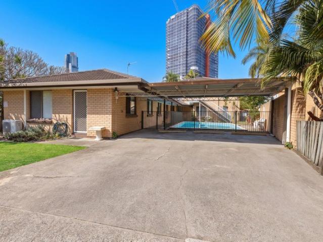 Prime Chevron Island Location Walk to Cafés & Beaches