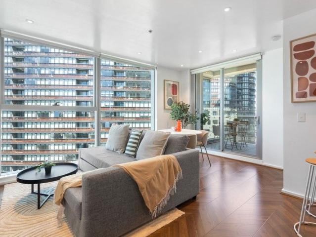 Prime Collins Street Living Moments from CBD, Waterfront & Transport