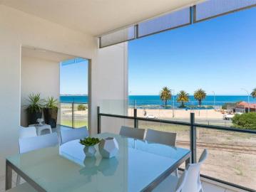 Prime Corner Apartment with Panoramic Sea Views