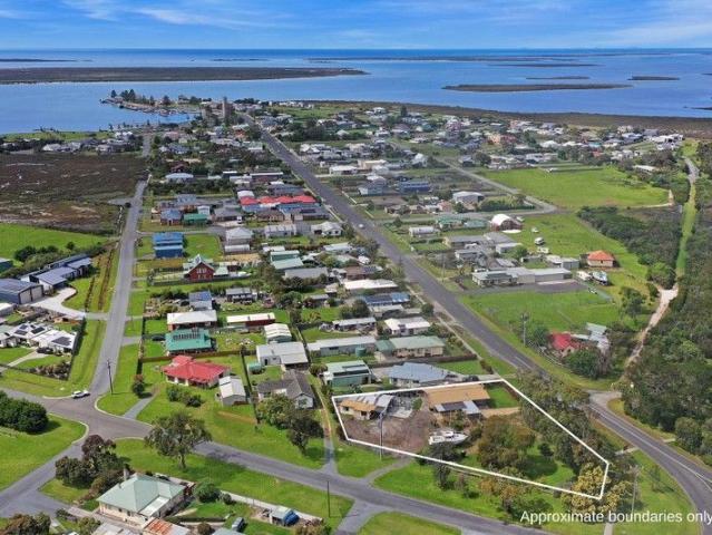 PRIME CORNER OPPORTUNITY APPROX. 2,316M2 WITH HOME!