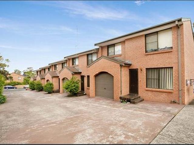 Prime Corrimal Location – Spacious 3 Bedroom Townhouse