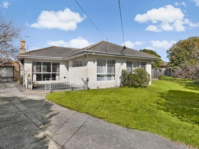 Prime Cul de Sac Opportunity: Renovate, Extend, or Rebuild 799sqm approx