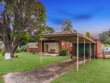 Rare Parkside Opportunity with 15.24m Frontage