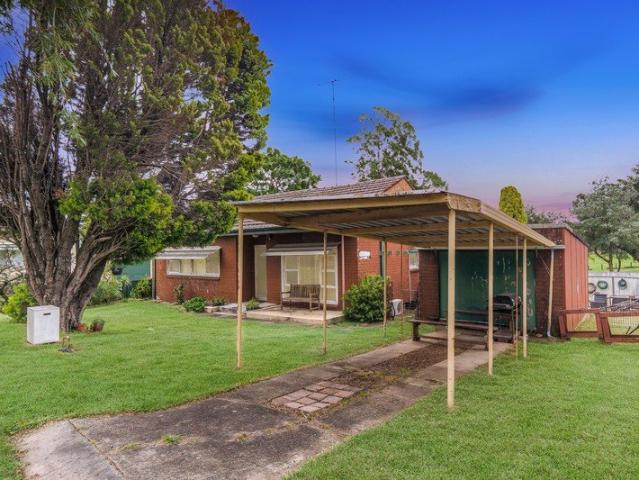 Rare Parkside Opportunity with 15.24m Frontage