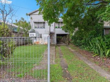 Prime Development Site 1,787 m2 Medium Residential Zoning 5 Lots 80 m Stroll To New JCU Campus !