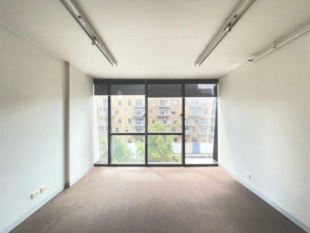 Prime Docklands Location, Stylish One Bedroom One Bathroom Apartment