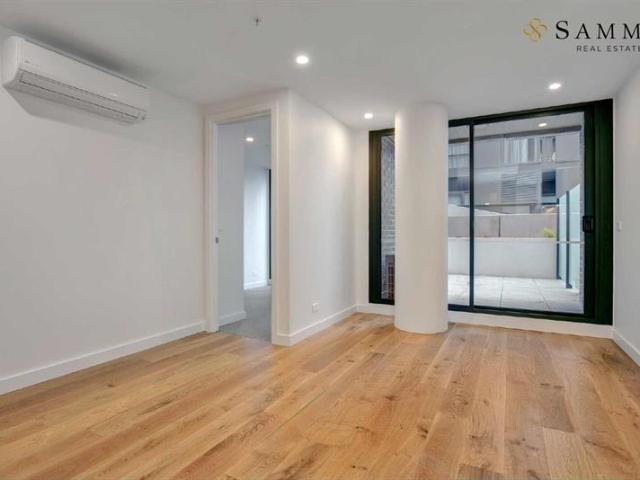 Prime Docklands Living: Stylish 1 Bedroom Apartment with Pool, Spa, and Gym Access