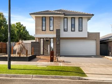 Prime family living in convenient Golf Course Estate