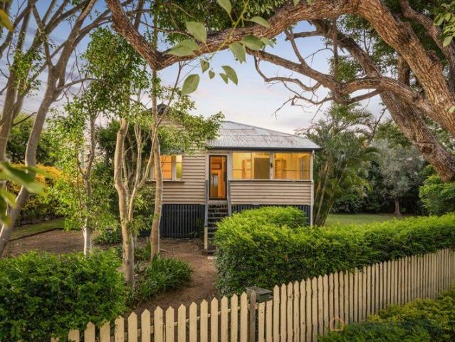 Prime Graceville Opportunity on 784m² Renovate or Raise