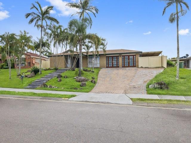 Prime Helensvale Location Walk to Helensvale State High School