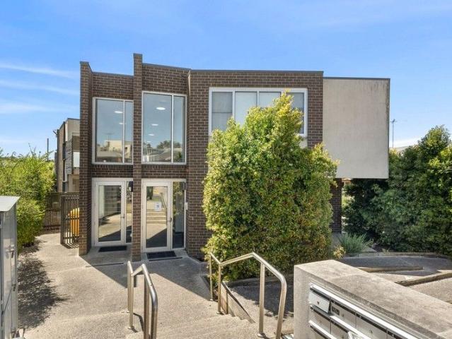 Fully Furnished With Sizeable Courtyard!