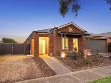 Prime Leopold Location with Landscaped Yard & Side Access