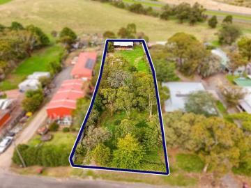 PRIME LIFESTYLE OPPORTUNITY IN PICTURESQUE MYRNIONG 1850 SQM APPROX