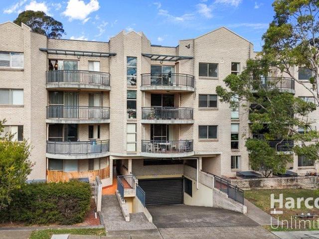 Prime Location Unit Easy Walk to the Station!