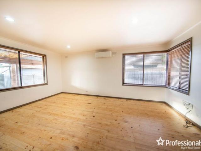 Prime Location Walk to the Train Station and Shops