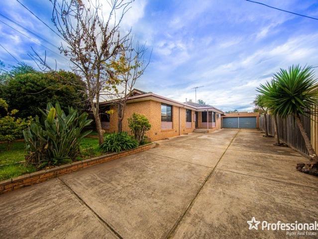 Prime Location Walk to the Train Station and Shops
