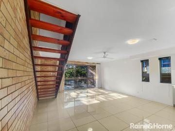 Prime Location Walk to Wesley Hospital & Train
