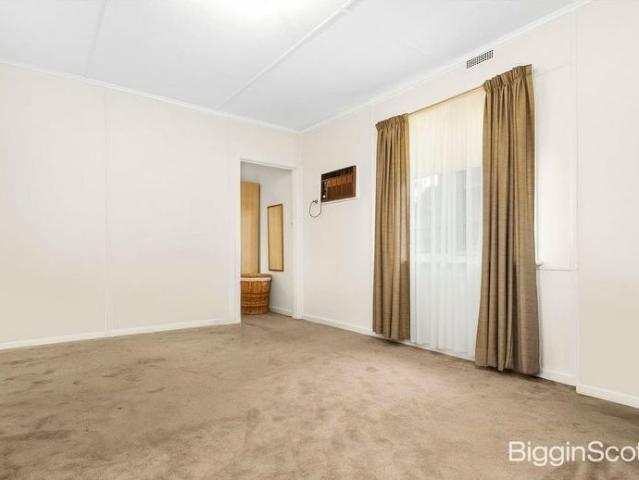 Prime Location and Unmatched Convenience: 3 Bedroom Family Home