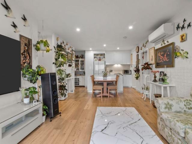Prime Location & Comfort: Explore This Exceptional Modern Apartment!