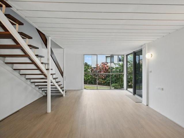 PRIME LOCATION, COASTAL LIFESTYLE!