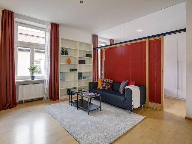 Prime location in Schwabing: quiet 1.5 room period apartment with balcony
