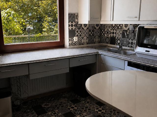 Prime location: Living near Bebelplatz Kassel with elevator, study, and 11 meter balcony