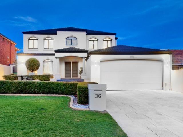 PRIME LOCATION LUXURY FAMILY HOME!