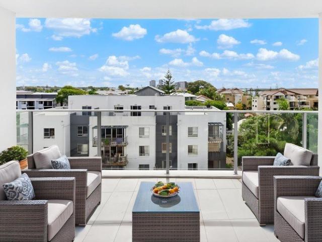 Broadwater Views, Huge Balcony and Lifestyle Living
