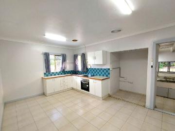 Prime Location Opposite Woolworths Richlands – Water Included