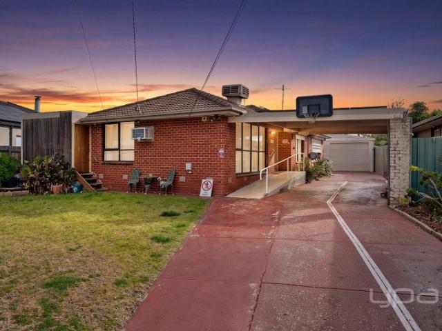 PRIME LOCATION, SHED, OUTDOOR ENTERTAINING, WHAT ELSE COULD YOU ASK FOR?