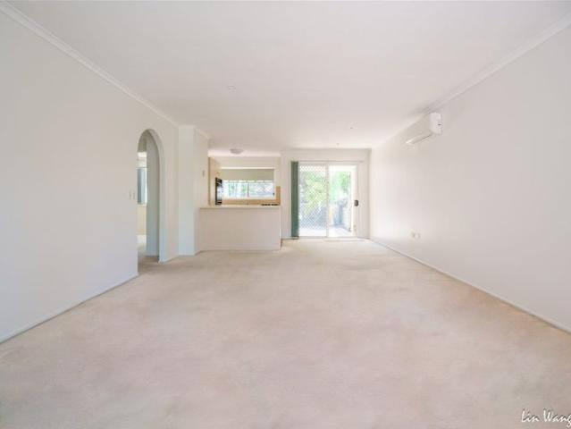 PRIME LOCATION, SINGLE LEVEL TOWNHOUSE AT SUN VILLAGE
