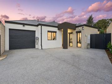 PRIME LOCATION STYLISH 3 BEDROOM, 2 BATHROOM HOME DO NOT MISS THIS!