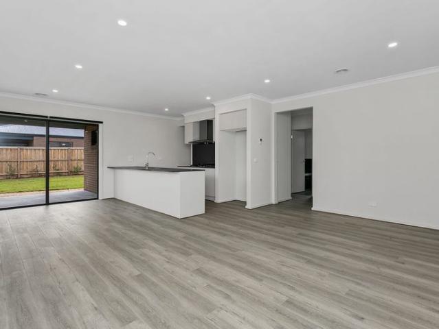 Prime Manor Lakes Living Close to Every Convenience! APPLICATIONS NOW OPEN