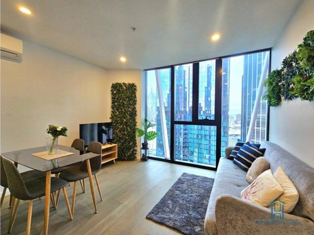 Prime Melbourne CBD Investment: Luxurious Large 1 Bedroom Apartment