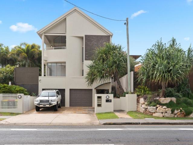 Prime Mermaid Beach Lifestyle Modern Villa in a Sought After Location