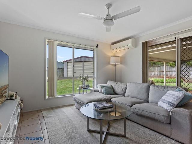 Prime Middle Ridge location! Inviting, low maintenance home nestled in quiet cul de sac!