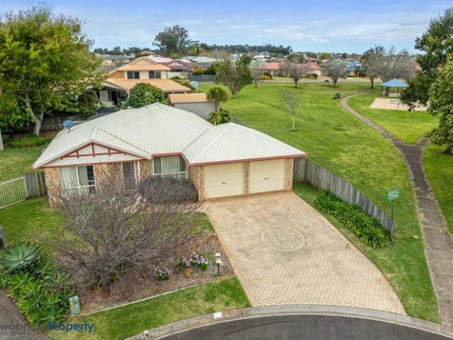 Prime Middle Ridge location! Inviting, low maintenance home nestled in quiet cul de sac!