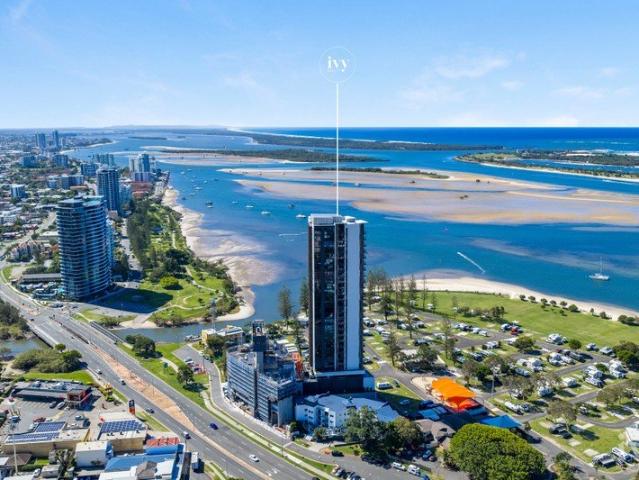 Prime Modern Living Overlooking the Broadwater