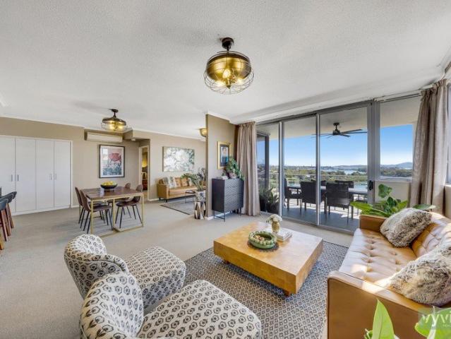 Prime North East Corner Sub Penthouse with Stunning Harbour Views