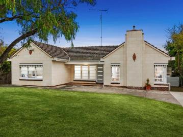 Superior Sandstone Home on 1,043m² Approx. in Highly Coverted Collage Precinct