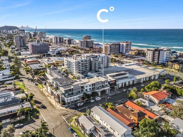 Prime Palm Beach Opportunity: Modern Comfort and Supreme Convenience
