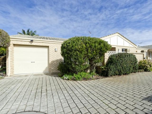 PRIME PALM BEACH LOCATION JUST STEPS FROM THE SHORE
