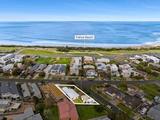 PRIME POSITION ONE STREET FROM THE ESPLANADE & FISHERMANS BEACH!