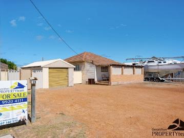 Prime Renovation or 909sqm R40 Development Opportunity moments from Beach