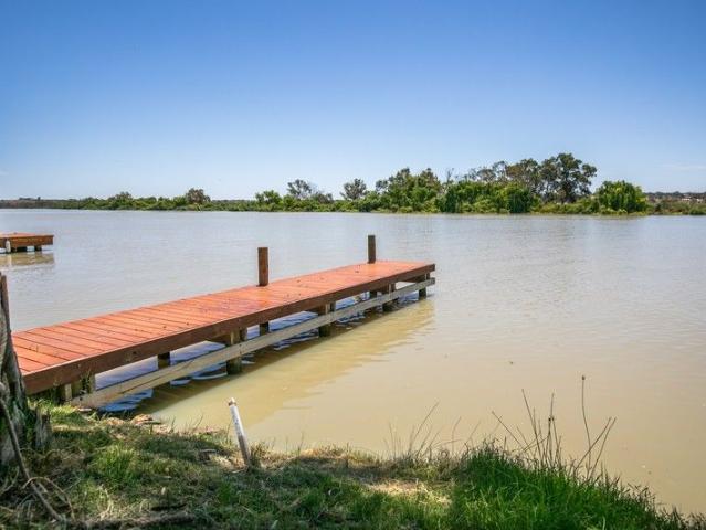Prime Riverfront On The Majestic Murray
