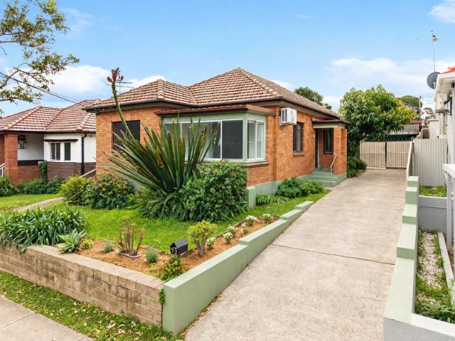 Prime Riverwood Location on Approx. 420sqm Just 400m to Station & Shops